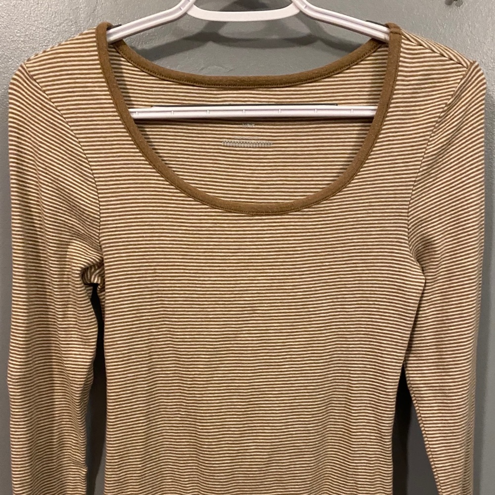 EUC**Old navy women’s size small long sleeve top
